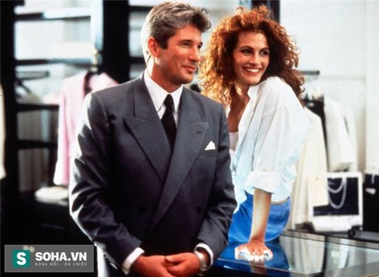 9. Pretty Woman (Người đàn bà đẹp) Năm 2015, Pretty Woman tròn 25 năm ngày ra mắt. Bộ phim với nội dung về chuyện tình điển hình kiểu Mỹ đã tạo ra một trào lưu làm phim hài lãng mạn. Khán giả từng chứng kiến cơn sốt vé của bộ phim “nóng” nhất ngoài rạp chiếu Mỹ năm 1990. Pretty Woman còn là bộ phim đưa tên tuổi Julia Roberts lên hàng sao của làng điện ảnh. Vai diễn trong bộ phim dường như được viết cho riêng mình cô và Julia trở thành một trong những diễn viên đắt giá nhất thế giới.