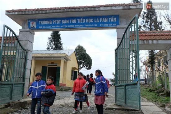 Các bé gái hãi hùng kể lại chuyện bị bảo vệ trường rủ vào phòng, cho kẹo rồi giở trò dâm ô - Ảnh 1.