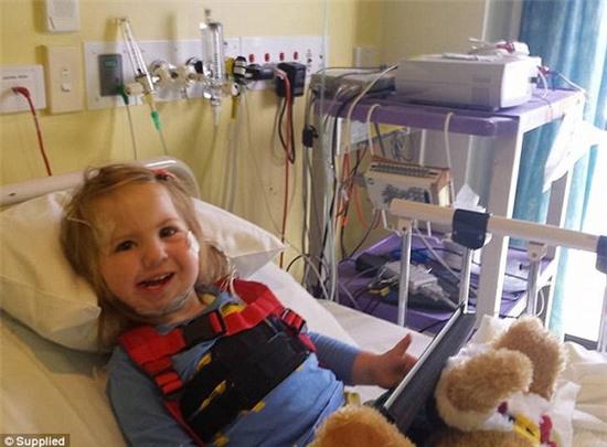 cô bé đáng thương mắc 14 căn bệnh nghiêm trọng