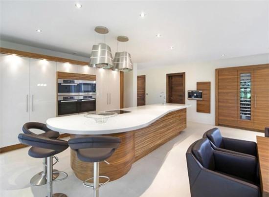 adam-johnson-bo-biet-thu-den-o-nha-tu-1