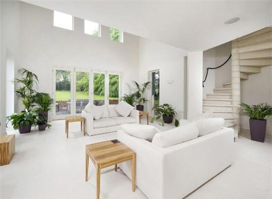 adam-johnson-bo-biet-thu-den-o-nha-tu-2