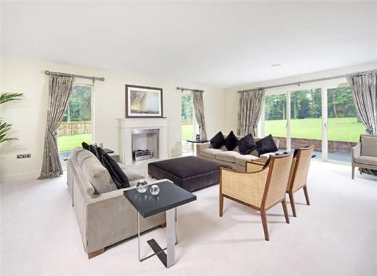 adam-johnson-bo-biet-thu-den-o-nha-tu-3