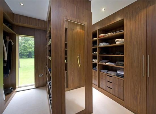 adam-johnson-bo-biet-thu-den-o-nha-tu-4