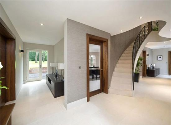 adam-johnson-bo-biet-thu-den-o-nha-tu-5