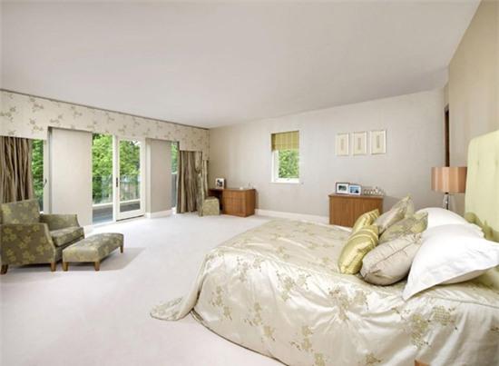 adam-johnson-bo-biet-thu-den-o-nha-tu-6