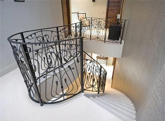 adam-johnson-bo-biet-thu-den-o-nha-tu-7