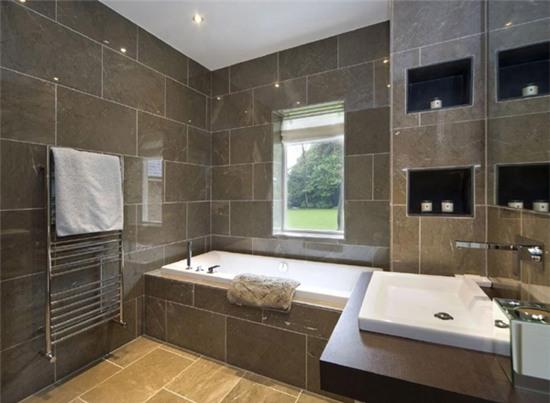 adam-johnson-bo-biet-thu-den-o-nha-tu-8