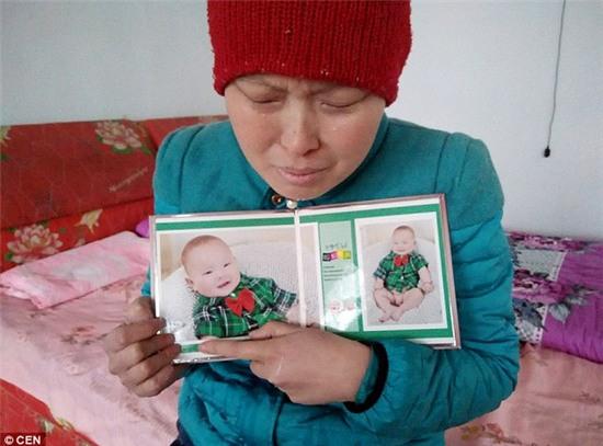 Chồng của cô bỏ đi cùng đứa con trai kháu khỉnh