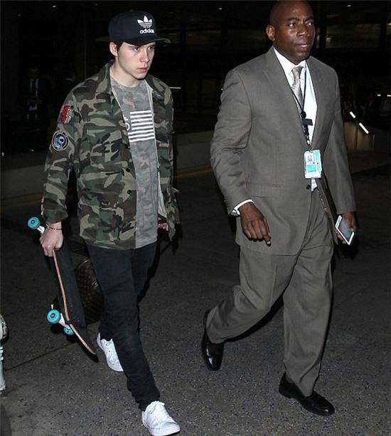 tieu-thu-harper-ngu-guc-tren-vai-bo-6