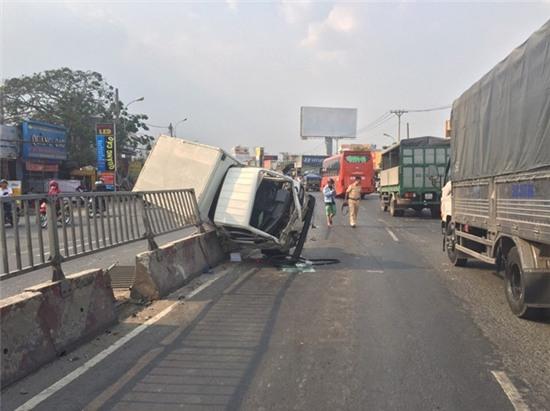 Xe buyt dam xe tai lat nhao, 4 nguoi mac ket keu cuu hinh anh