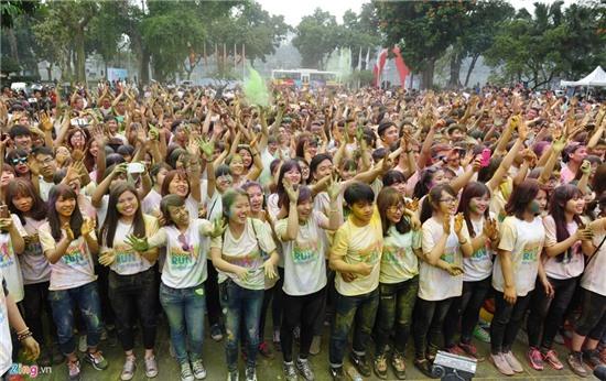 Duong chay sac mau soi dong ben ho Guom hinh anh