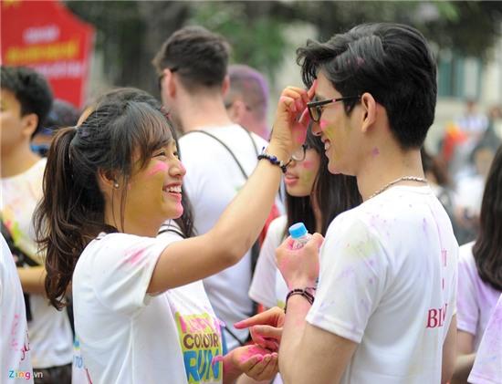 Duong chay sac mau soi dong ben ho Guom hinh anh