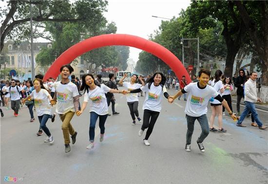 Duong chay sac mau soi dong ben ho Guom hinh anh