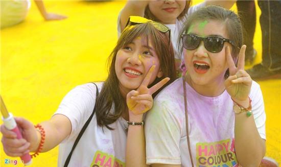 Duong chay sac mau soi dong ben ho Guom hinh anh