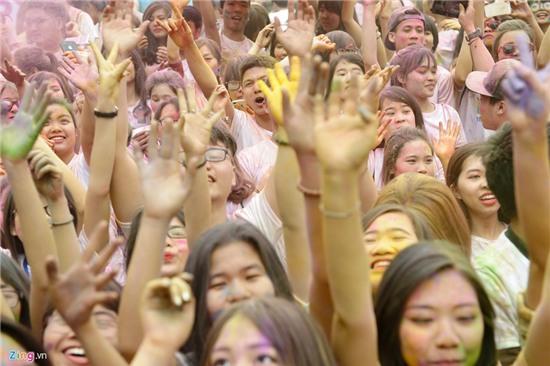 Duong chay sac mau soi dong ben ho Guom hinh anh