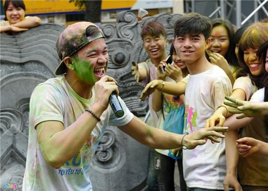 Duong chay sac mau soi dong ben ho Guom hinh anh