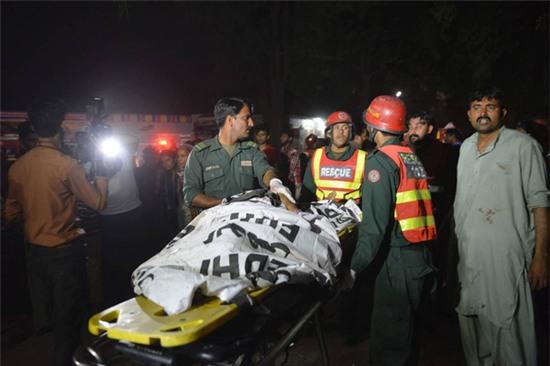 Nổ lớn ở Pakistan khiến hàng chục người chết tại công viên Lahore - Ảnh 5.