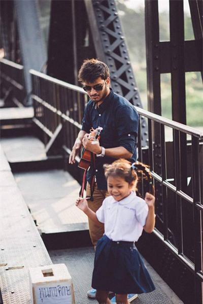 Hình ảnh đầy cảm hứng: Bé gái say sưa múa hát trên cầu Thái Lan để kiếm tiền học phí - Ảnh 2.