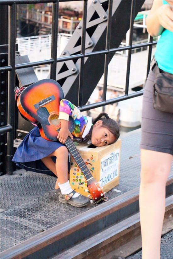 Hình ảnh đầy cảm hứng: Bé gái say sưa múa hát trên cầu Thái Lan để kiếm tiền học phí - Ảnh 3.