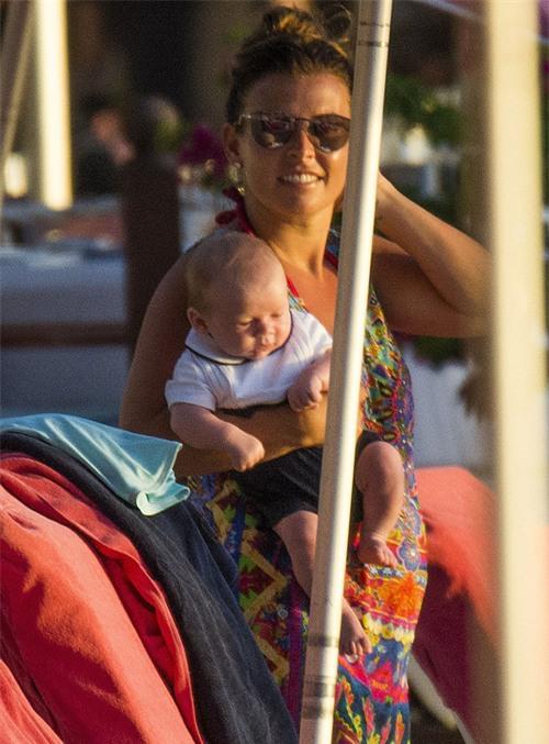 coleen-cho-be-yeu-hai-thang-tuoi-ra-bien