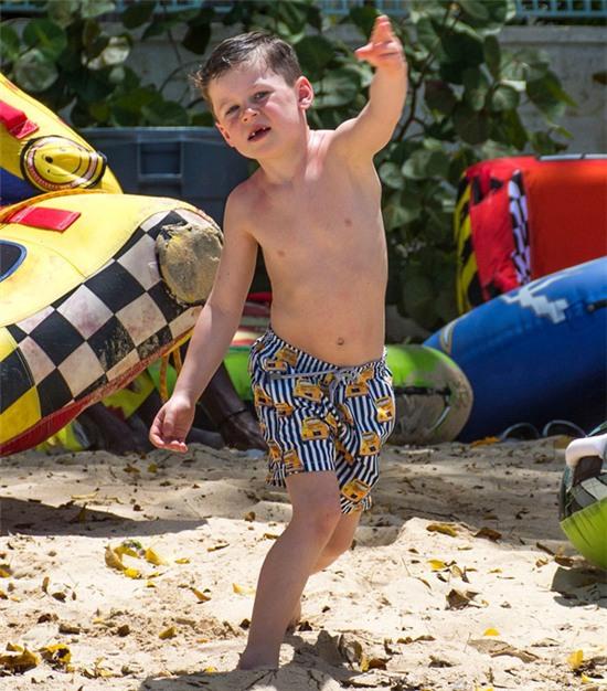 coleen-cho-be-yeu-hai-thang-tuoi-ra-bien-9