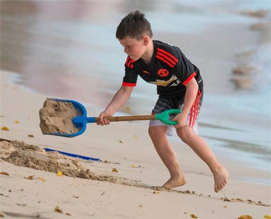 coleen-cho-be-yeu-hai-thang-tuoi-ra-bien-10