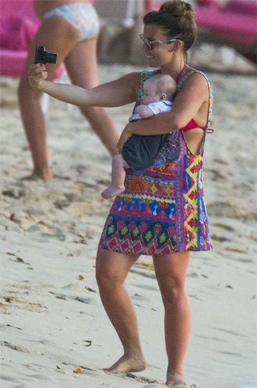 coleen-cho-be-yeu-hai-thang-tuoi-ra-bien-1