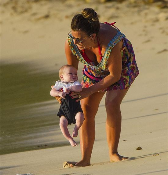 coleen-cho-be-yeu-hai-thang-tuoi-ra-bien-2