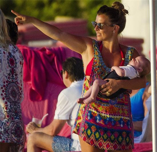 coleen-cho-be-yeu-hai-thang-tuoi-ra-bien-4