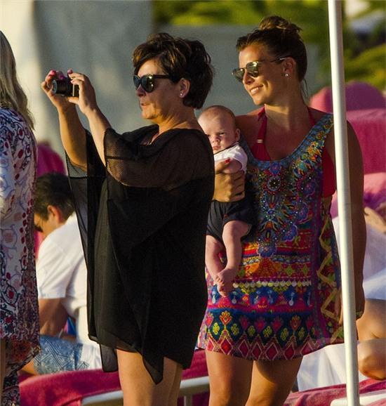 coleen-cho-be-yeu-hai-thang-tuoi-ra-bien-5