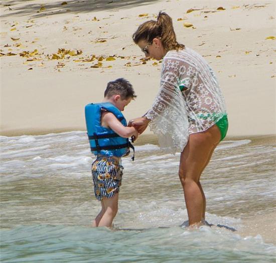 coleen-cho-be-yeu-hai-thang-tuoi-ra-bien-6