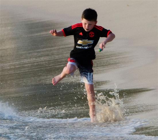 coleen-cho-be-yeu-hai-thang-tuoi-ra-bien-8