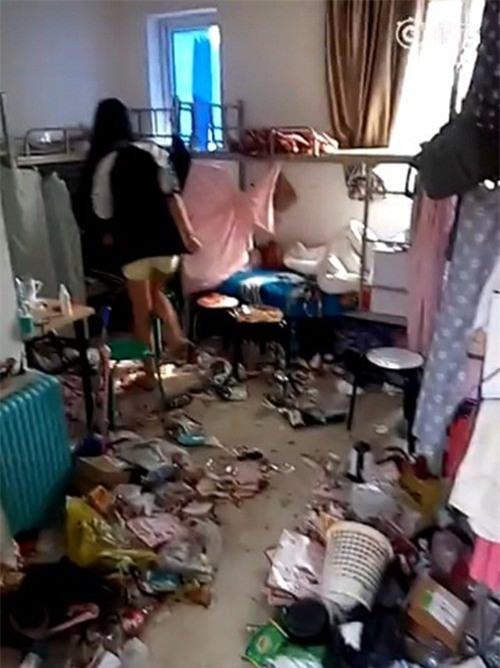 soc voi ktx ban nhu bai rac cua nu sinh trung quoc hinh anh 1