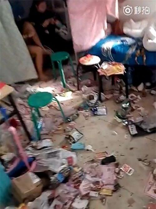 soc voi ktx ban nhu bai rac cua nu sinh trung quoc hinh anh 5