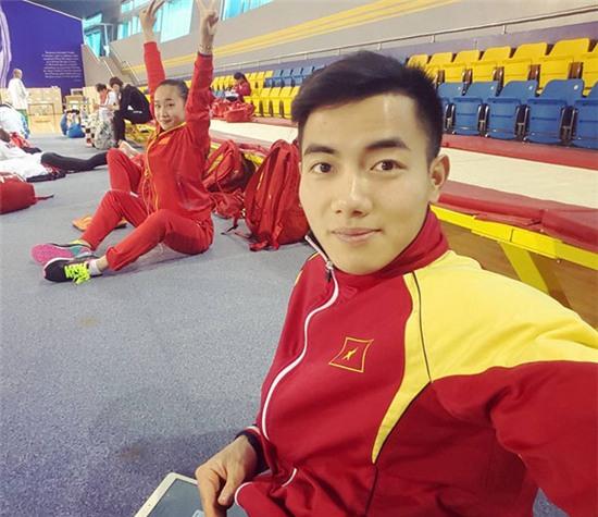 Phước Hưng năm nay 27 tuổi, từng giành rất nhiều huy chương trong các kỳ SEA Games.&nbsp;Là một vận động viên tài năng của TDDC Việt Nam nhưng sự nghiệp của Phước Hưng lại gặp rất nhiều thử thách. Đáng kể nhất là khoảng thời gian sau SEA Games 23 năm 2005 khi Hưng bị phát hiện lao xương và phải ngừng tập. Tưởng như niềm đam mê của Phước Hưng sẽ phải dừng lại ở đấy vì cột sống của anh đã bị ăn mòn mất hai đốt, ngay cả việc đi lại bình thường cũng đã không dễ chứ chưa nói tới tập luyện. Nhưng nhờ quá trình điều trị tích cực và nghị lực cháy bỏng, Phước Hưng đã trở lại thi đấu từ năm 2007.