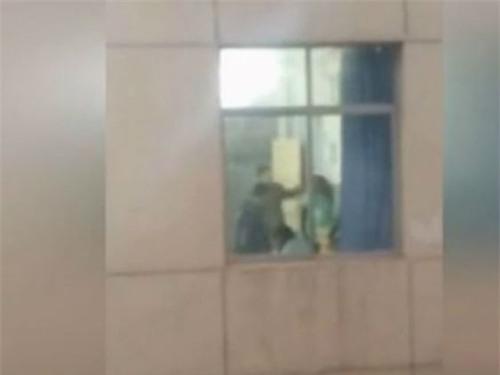 phan no canh thay giao giat toc, danh dap 7 hoc sinh nu lop 8 - 1