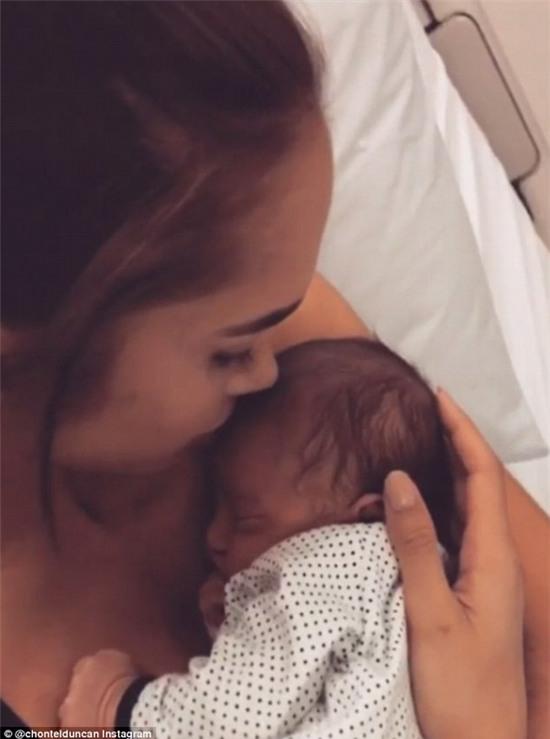 Bà bầu 9 tháng vẫn tập boxing, Muay Thái sinh con khỏe mạnh đến mức bác sĩ phải sốc - Ảnh 1.