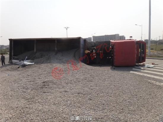 Cặp đôi chết tức tưởi khi container chở 50 tấn sỏi đi bên cạnh bất ngờ lật nhào - Ảnh 1.