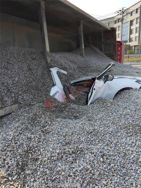 Cặp đôi chết tức tưởi khi container chở 50 tấn sỏi đi bên cạnh bất ngờ lật nhào - Ảnh 3.