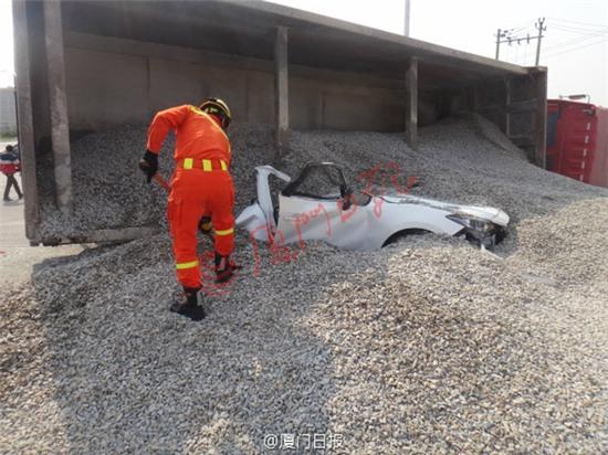 Cặp đôi chết tức tưởi khi container chở 50 tấn sỏi đi bên cạnh bất ngờ lật nhào - Ảnh 6.