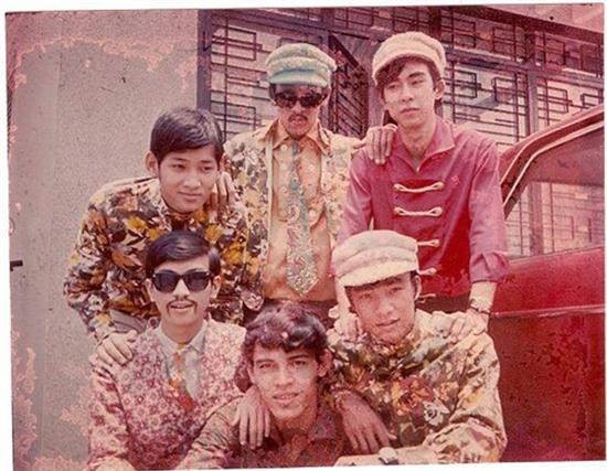 Một ban nhạc của những năm 1960 với mốt áo hoa lá bắt mắt