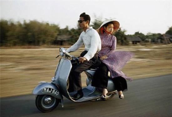 Sơ mi trắng cắm thùng, quần cạp cao, giày Tây, kính râm và xe Vespa là hình ảnh quen thuộc của nam giới những năm 60
