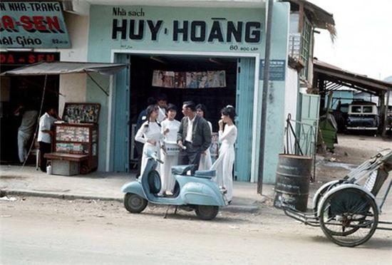 Cùng với con xe Vespa, các chàng trai dễ dáng đốn gục nhiều cô gái trẻ