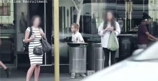 Chiến dịch này cho thấy phản ứng khác nhau của người dân trước hình ảnh 1 cậu bé vô gia cư bới thức ăn từ thùng rác.