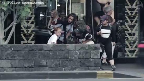 Sự quan tâm, hỏi han của 1 số ít người dân nơi đây.