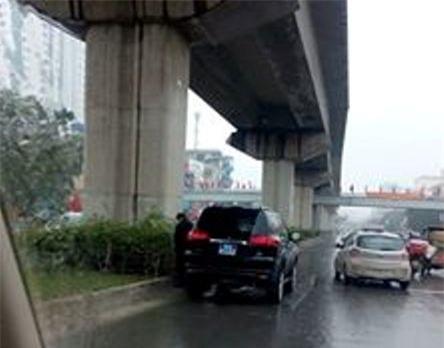 Thảm cảnh đái bậy giữa phố phường Hà Nội - Ảnh 2.