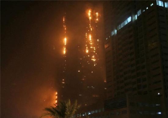 Lua bao trum toa nha choc troi o UAE hinh anh 1