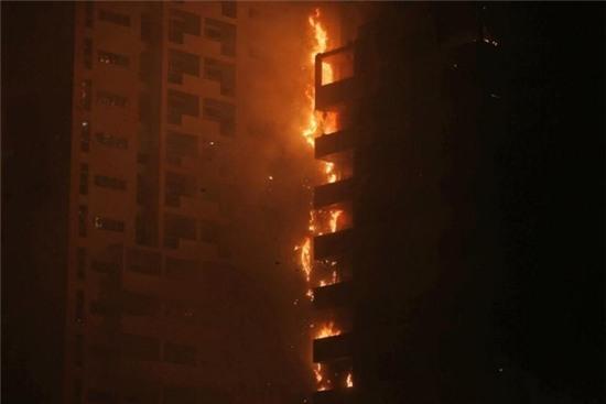 Lua bao trum toa nha choc troi o UAE hinh anh 2