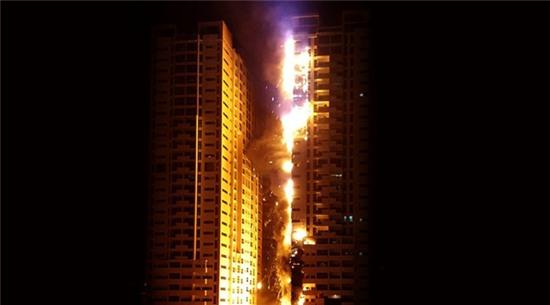 Lua bao trum toa nha choc troi o UAE hinh anh 6