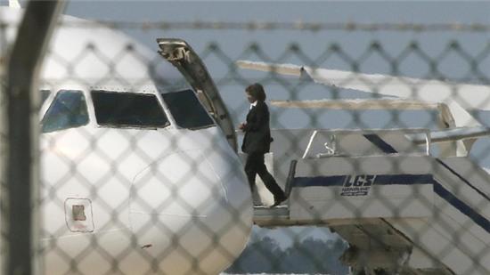 Một quan chức bước lên chiếc máy bay bị không tặc của EgyptAir. (Ảnh: Reuters)